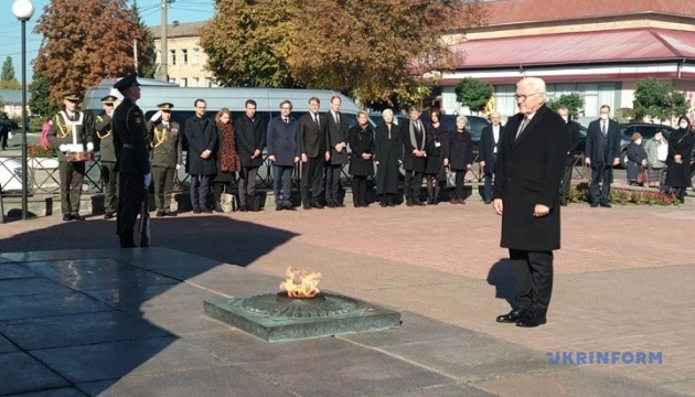 Frank-Walter Steinmeier gedenkt der Opfer des Massenmordes in Korjukiwka