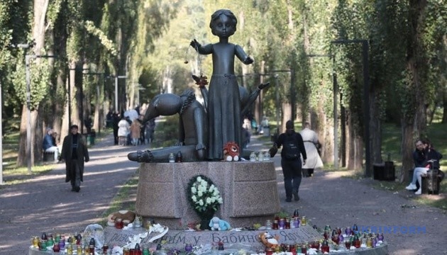 Меморіальний центр «Бабин Яр» передасть бібліотекам 10 тисяч книжок про Голокост Меморіальний центр «Бабин Яр» передасть бібліотекам 10 тисяч книжок про Голокост