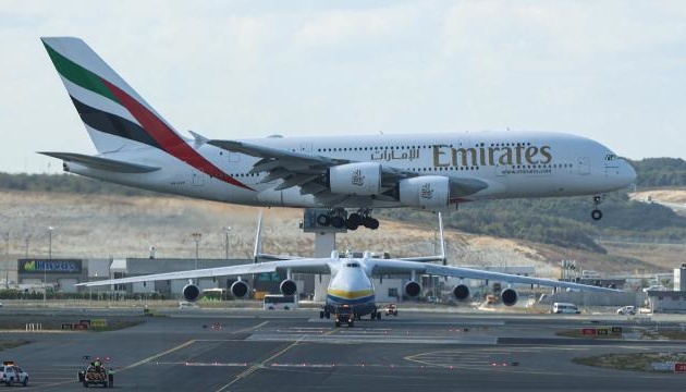 Літак Emirates Airlines екстрено сів у Стамбулі