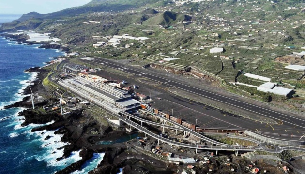 На острові Ла-Пальма через вулканічний попіл вдруге закрили аеропорт 