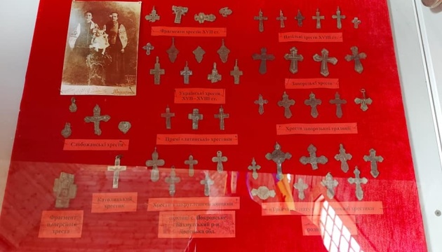 У Запоріжжі відкрили виставку, на якій понад 400 хрестів та унікальна ставротека