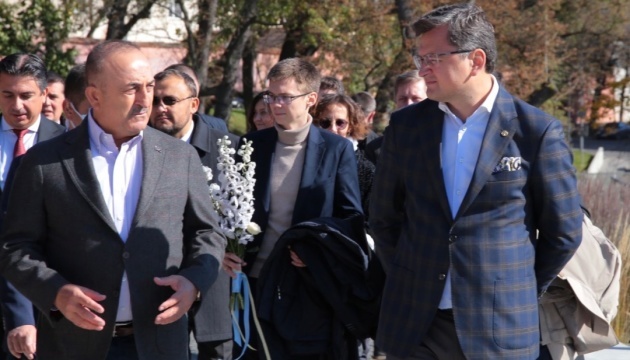 Kuleba y Çavuşoğlu honran la memoria de los Héroes de los Cien Celestiales en Lviv