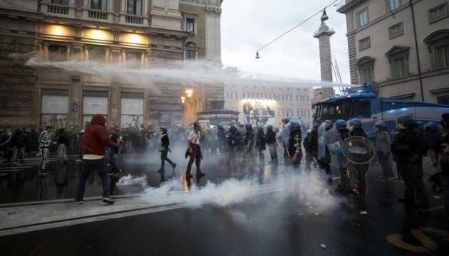 На акції проти COVID-паспортів у Римі стались масштабні сутички, 12 затриманих