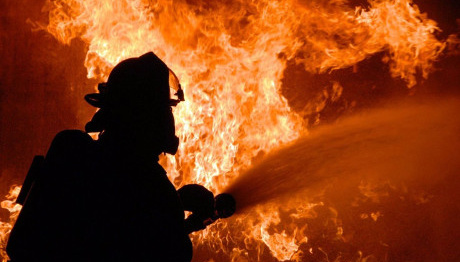 У Сумах горіла стоянка - пошкоджені сім авто, пожежники врятували 19