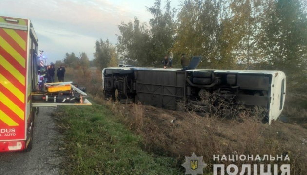 На Полтавщині перекинувся автобус: загинув водій, 10 постраждалих