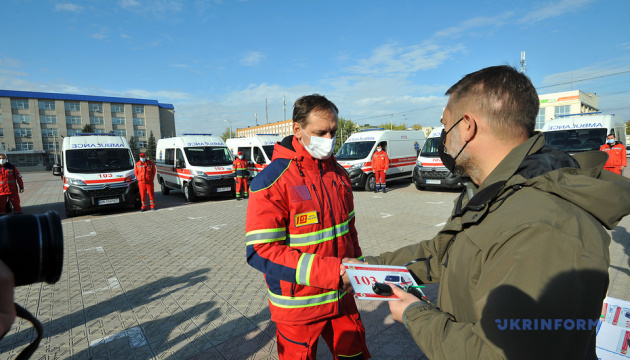 Луганському центру екстреної меддопомоги передали 10 реанімобілів