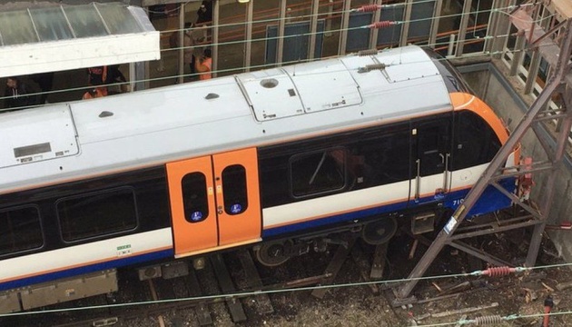 В пригороде Лондона сошел с путей пассажирский поезд, есть пострадавшие