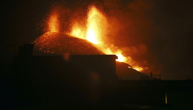Через виверження вулкана на Ла-Пальмі евакуювали ще понад 700 людей