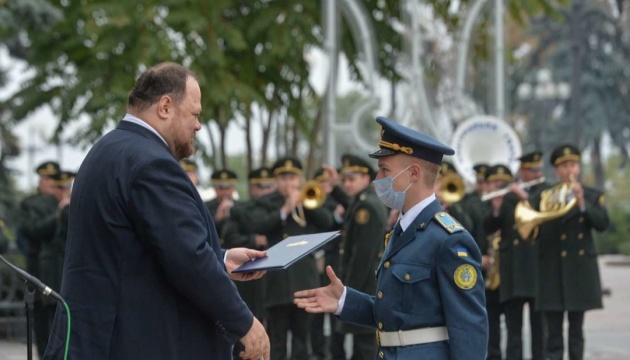 Стефанчук вручив сертифікати на парламентські стипендії 53 курсантам-відмінникам