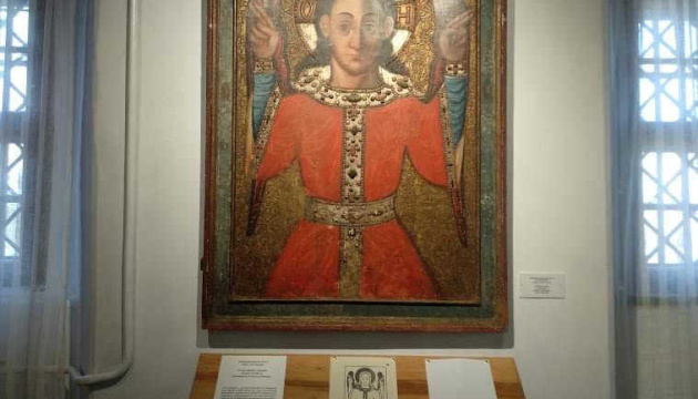 У замку на Рівненщині відкрили виставку ікон з усміхненими святими