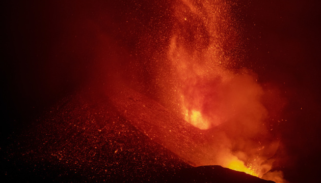 Виверження вулкана на острові Ла-Пальма: відкрилися нові жерла, за ніч - 80 землетрусів