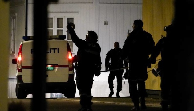 Нападник у Норвегії вбивав жертв «гострим предметом», а не стрілами