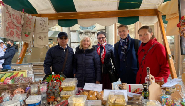 Діаспора та Посольство представили українську культуру на благодійному базарі у Словенії