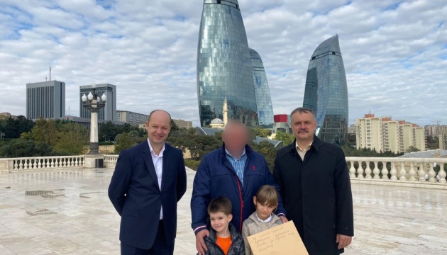 В Азербайджані маленькі українці взяли участь в акції до Дня захисників і захисниць України