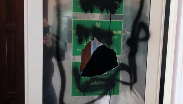 У приймальні депутата Київради розбили скло та розмалювали таблички