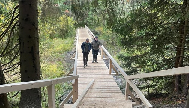 У нацпарку «Синевир» для туристів облаштували 40-метрові мости на екостежці 