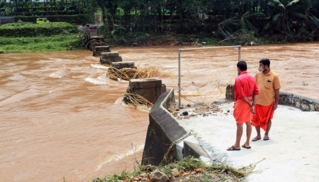 На півночі Індії повені та зсуви забрали 15 життів