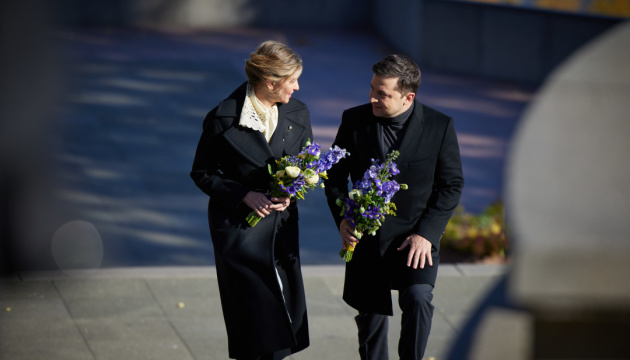 Selenskyj und seine Frau legen Blumen am Grab von Kobsar in Kaniw nieder