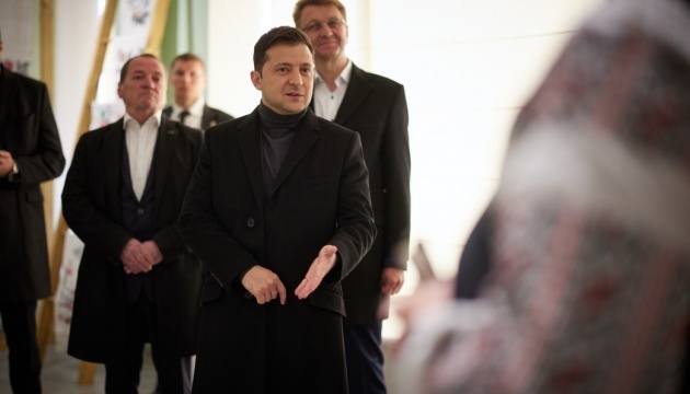 Zelensky says all major roads in Cherkasy region should be repaired in several years