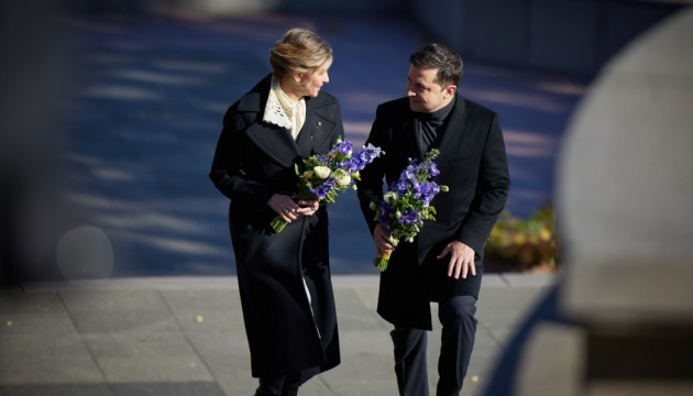 Зеленский с женой возложили цветы к могиле Кобзаря в Каневе