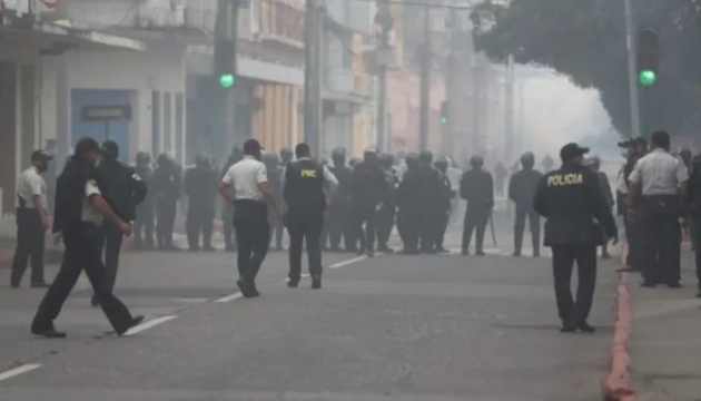 У Гватемалі військові під час протесту штурмували парламент