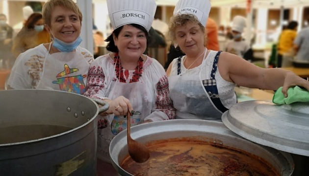 La comunidad ucraniana prepara borsch en el Festival de Sopas del Mundo en Barcelona 