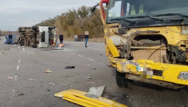 На Київщині зіткнулися вантажівка та мікроавтобус із 17 білорусами, є постраждалі