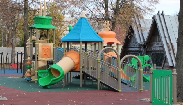 У Черкасах будують найбільший в області інклюзивний дитячий майданчик