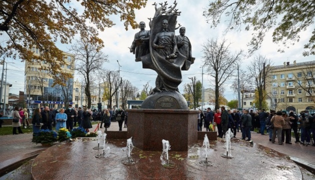 У Харкові відкрили пам'ятник видатним мислителям України, Казахстану й Азербайджану