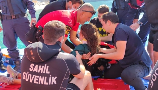 Під час фестивалю у Туреччині українська парашутистка зірвалася в море 