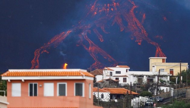 На острові Ла-Пальма посилилося виверження вулкана