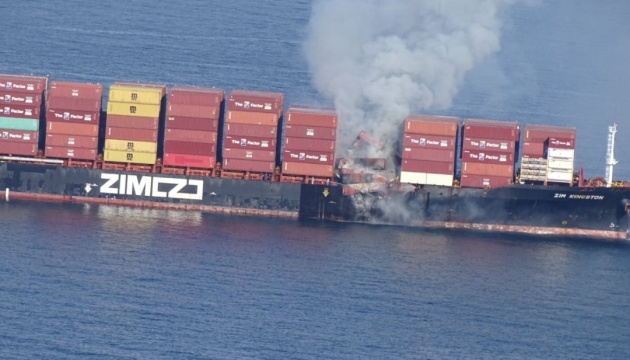Пожежу на контейнеровозі біля узбережжя Канади нарешті взяли під контроль