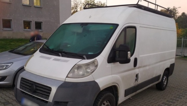 У Польщі затримали українця, який перевозив у мікроавтобусі 41 мігранта