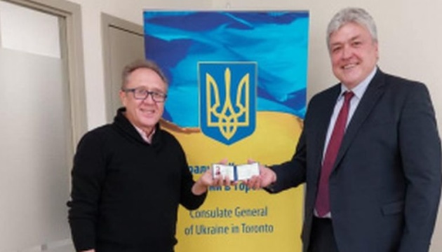 У Канаді посвідчення закордонного українця отримав нащадок Михайла Грушевського