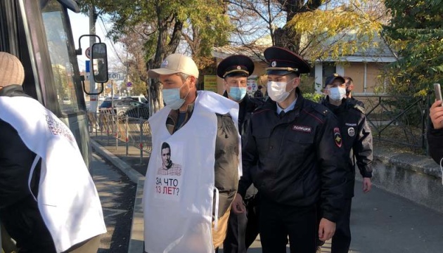 Силовики затримали 30 кримських татар біля «військового суду» в Сімферополі
