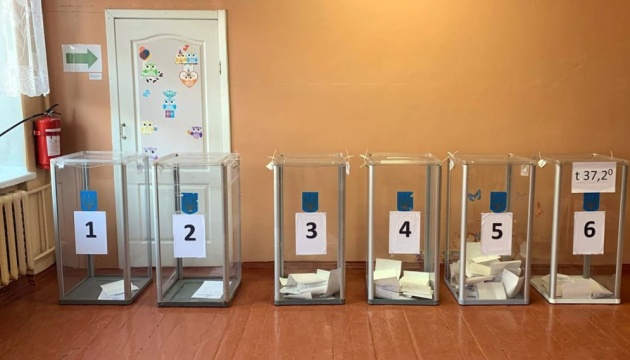 На Черкащині виборців за окремим списком заводили до дільниці через чорний хід