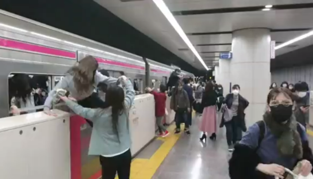 В Японії чоловік напав на пасажирів потяга, 10 постраждалих