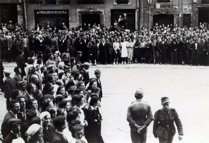 Львів'яни в очікуванні проголошення Акту відновлення державності, 30 червня 1941 / Фото: ipress.ua