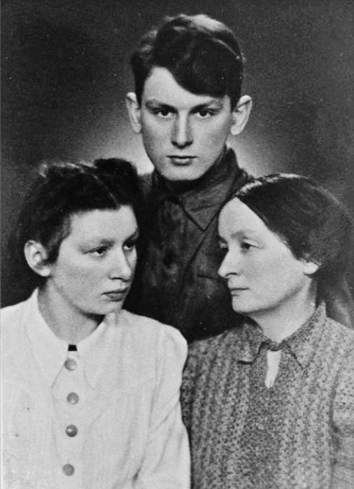 родина Григорія Левитського - син Іван, дочка Надія (ліворуч), дружина Наталя Левитська-Кузьміна_ Рига, 1946 р. 1