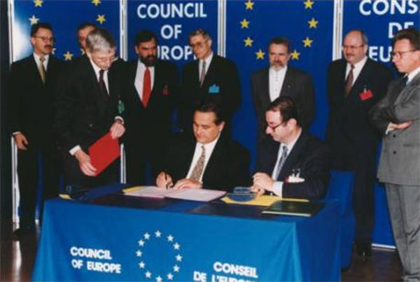 Прем'єр-міністр України Євген Марчук (зліва) і Генеральний секретар РЄ Данієль Таршис. Страсбург, 9 листопада 1995 року
