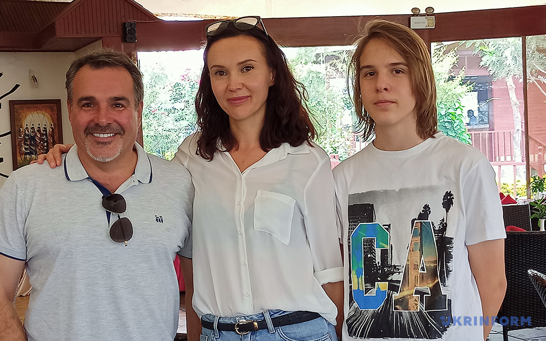 родина з України. Геннадій керує повітряною кулею, його дружина та син