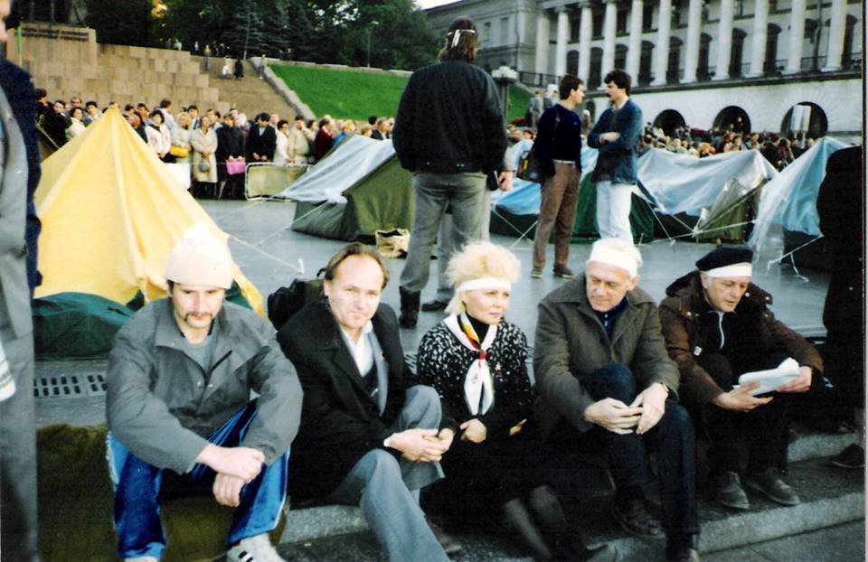 Яків Зайко (другий зліва) на студентському голодуванні. 10 жовтня 1990 р. Майдан Незалежності