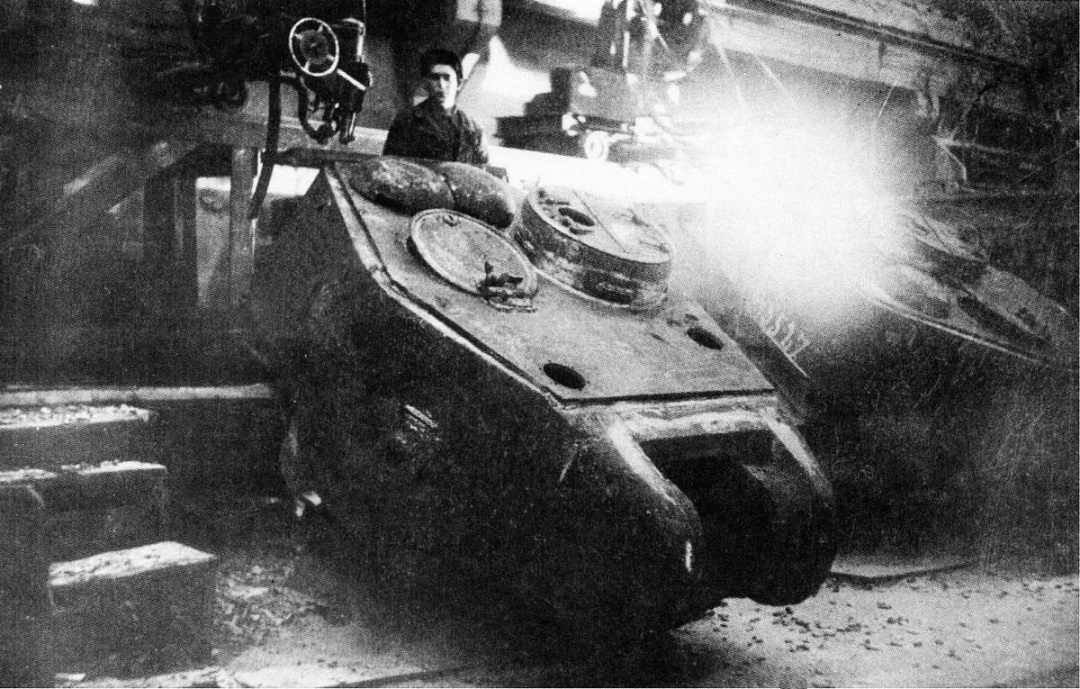 автоматичне приварювання даху до литої броньованої башти танка Т-34_ завод №183, Нижній Тагіл 1