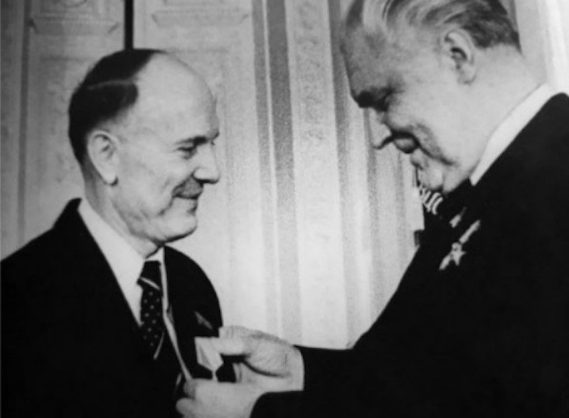 перший секретар ЦК КПУ В.В.Щербицький вручає академіку Б.Є.Патону орден Леніна