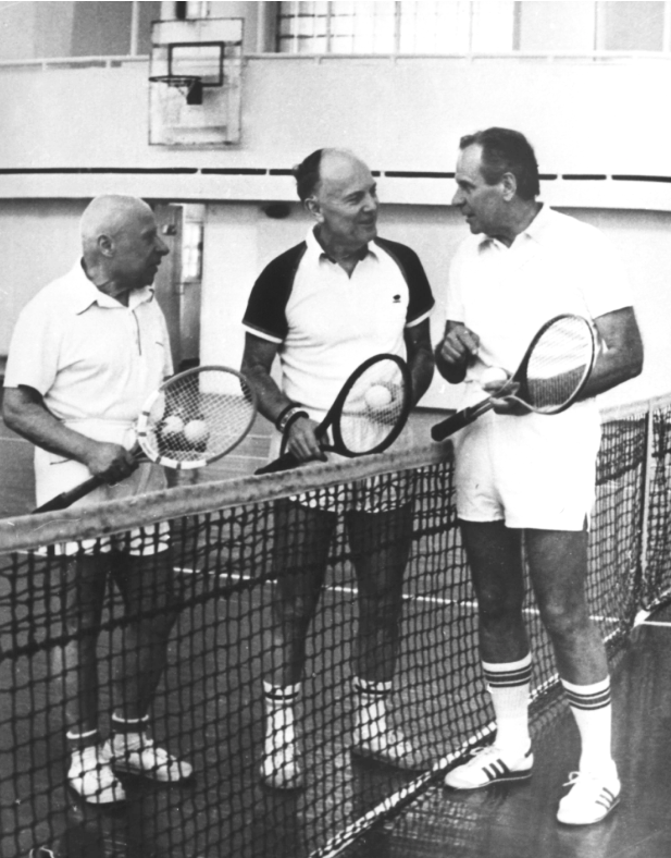 Борис Патон на тенісному корті разом з академіками - фізиком-теоретиком Олександром Давидовим і фізіологом Платоном Костюком, 1970-ті рр.