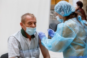 Майже 700 тисяч українців не отримали вчасно другої дози COVID-вакцини