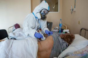 За тиждень в Україні зафіксували 3,1 тисячі нових випадків коронавірусу, 42 людини померли