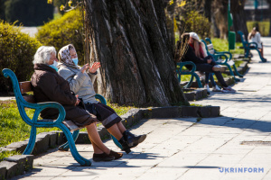 Українці на захоплених територіях отримують пенсії на банківські картки