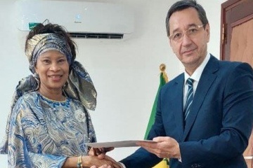 L’Ambassadeur d’Ukraine au Sénégal a remis des copies de ses lettres de créance à la Ministre des Affaires étrangères 
