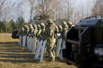 Ukraine to send 8,500 service members to border with Belarus